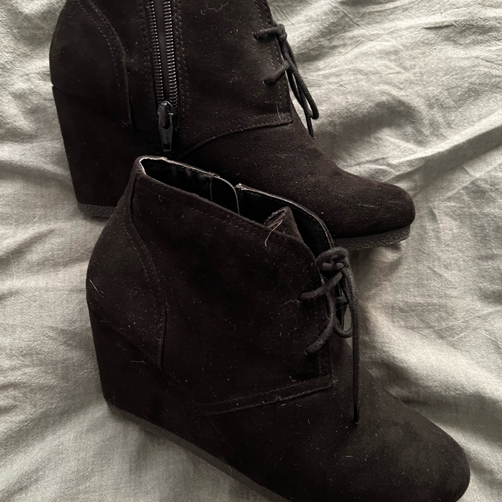 Black wedges